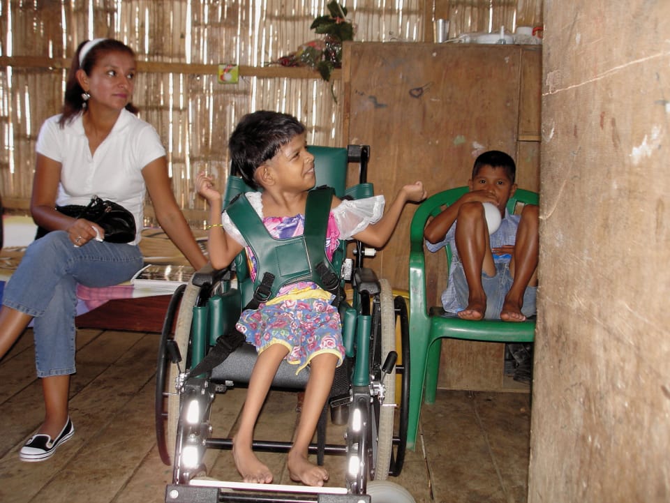 Dank dem Rollstuhl kann Marcia das Haus ihrer Familie verlassen. 