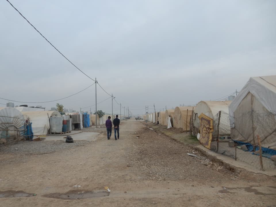 Eine Strasse zwischen Flüchtlingszelten.