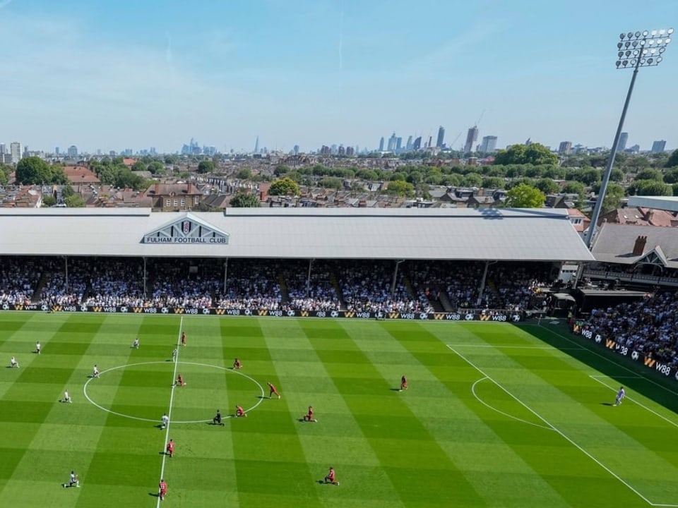 Stadion von Fulham und Skyline Londons im Hintergrund