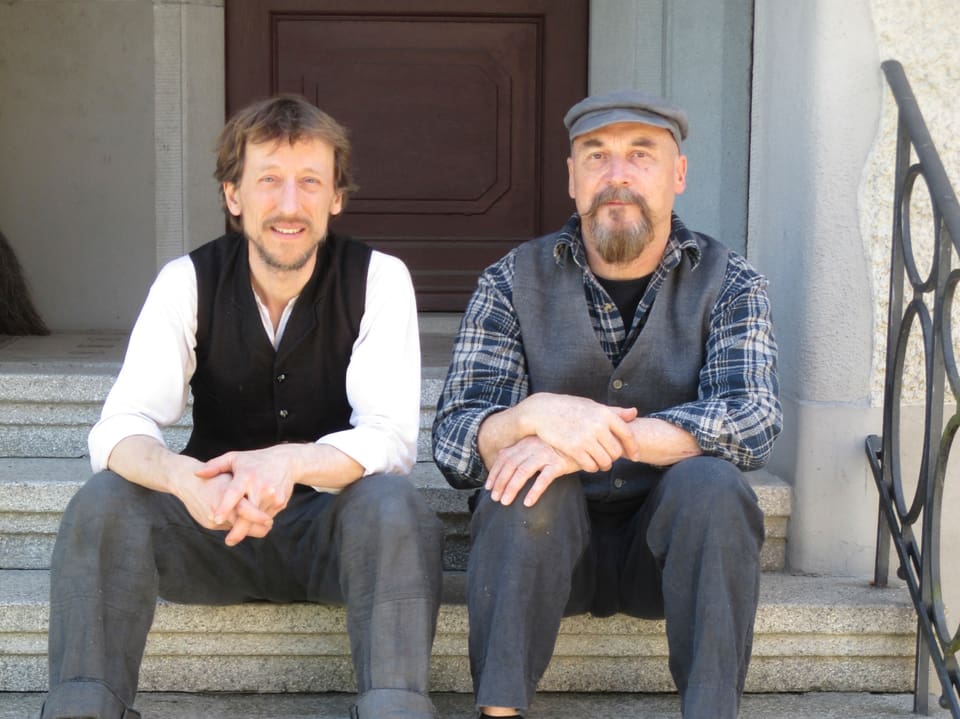 Bruno Büchi und Adriano Geiger auf Steintreppe vor Gasthaus Löwen