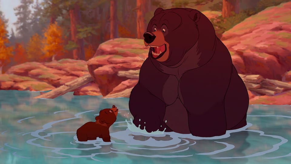 Szene aus einem Zeichentrickfilm: Ein riesiger, freundlich dreinblickender Bär sitzt im Wasser, vor ihm sitzt ein kleiner und schaut zu ihm auf.