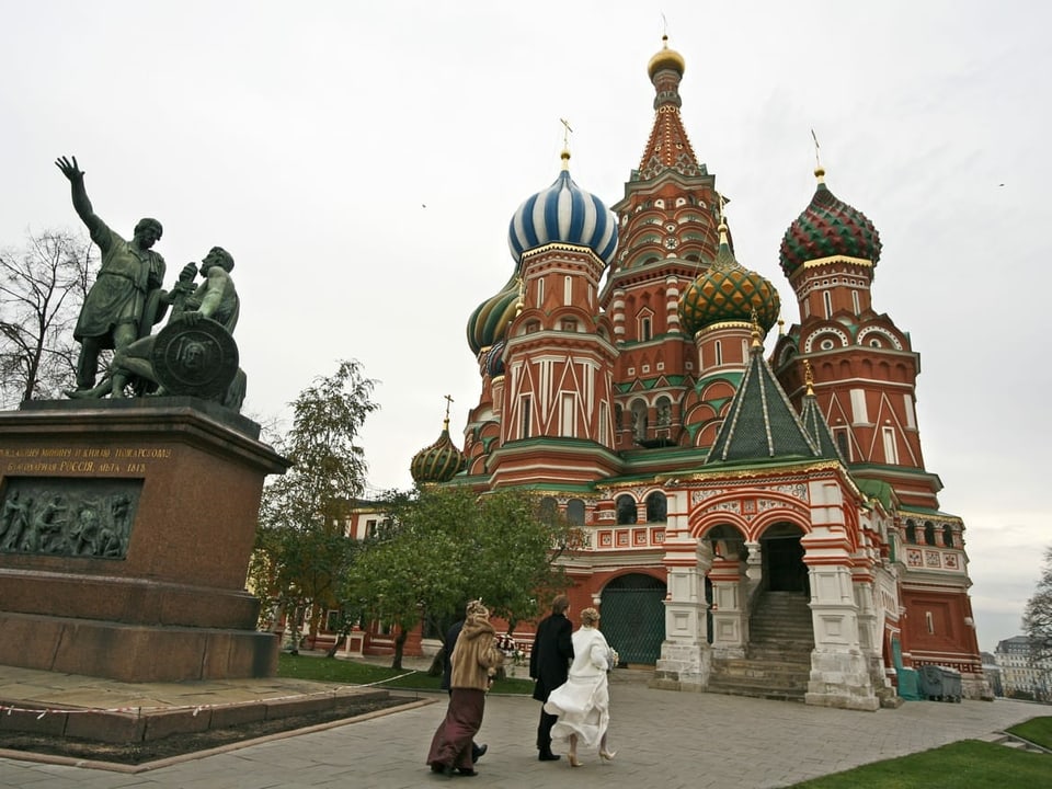 Ein Brautpaar geht auf eine Kirche in Russland zu.