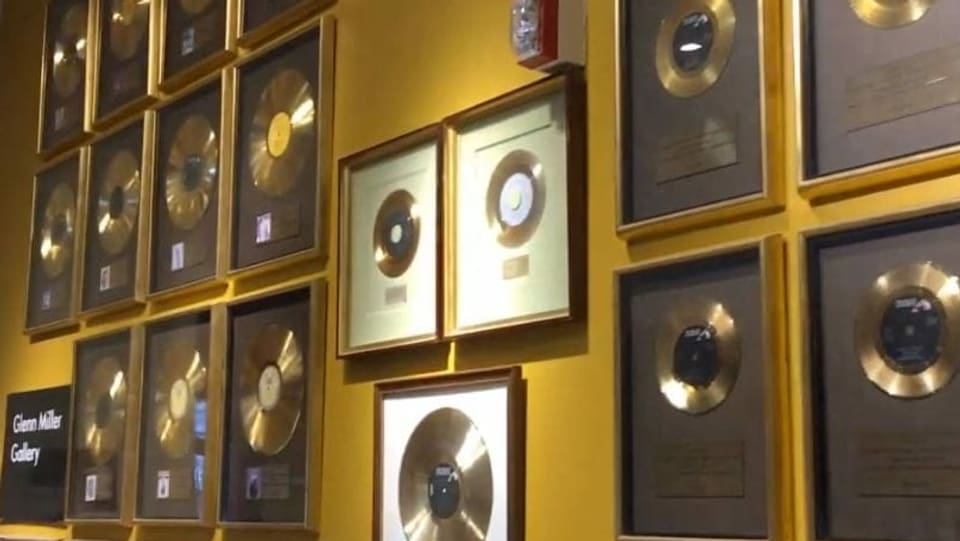 Mehrere Goldene Schallplatten hängen an der Wand