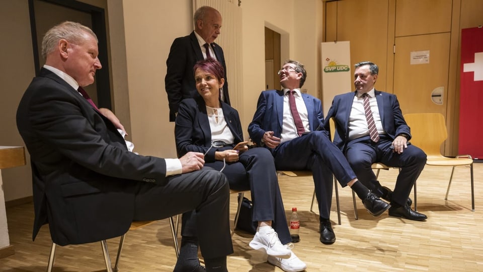 Bundesrat Ueli Maurer diskutiert mit Michele Bloechliger, NW, 2. vWerner Salzmann und Albert Roesti, sowie Heinz Tännler