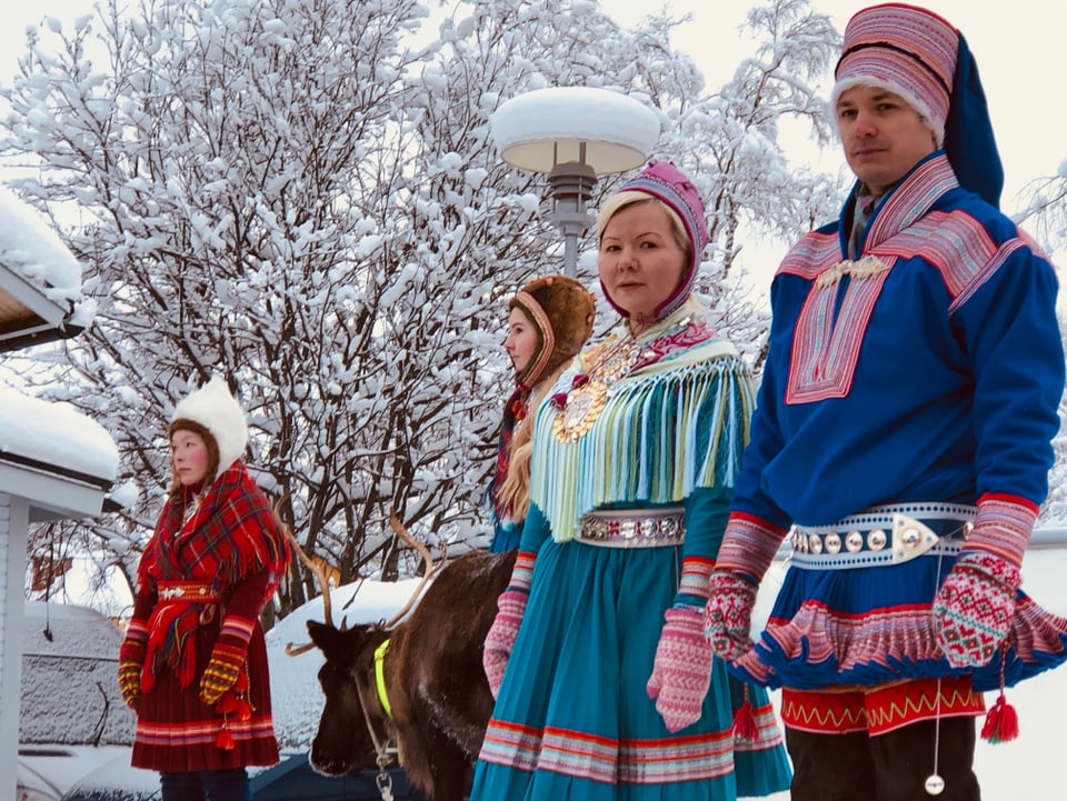 Familie in Jokkmokk in traditioneller Kleidung