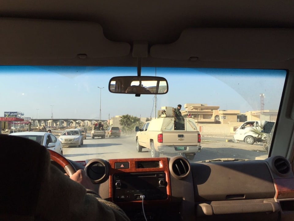 Im Auto durch Ost-Mossul. 