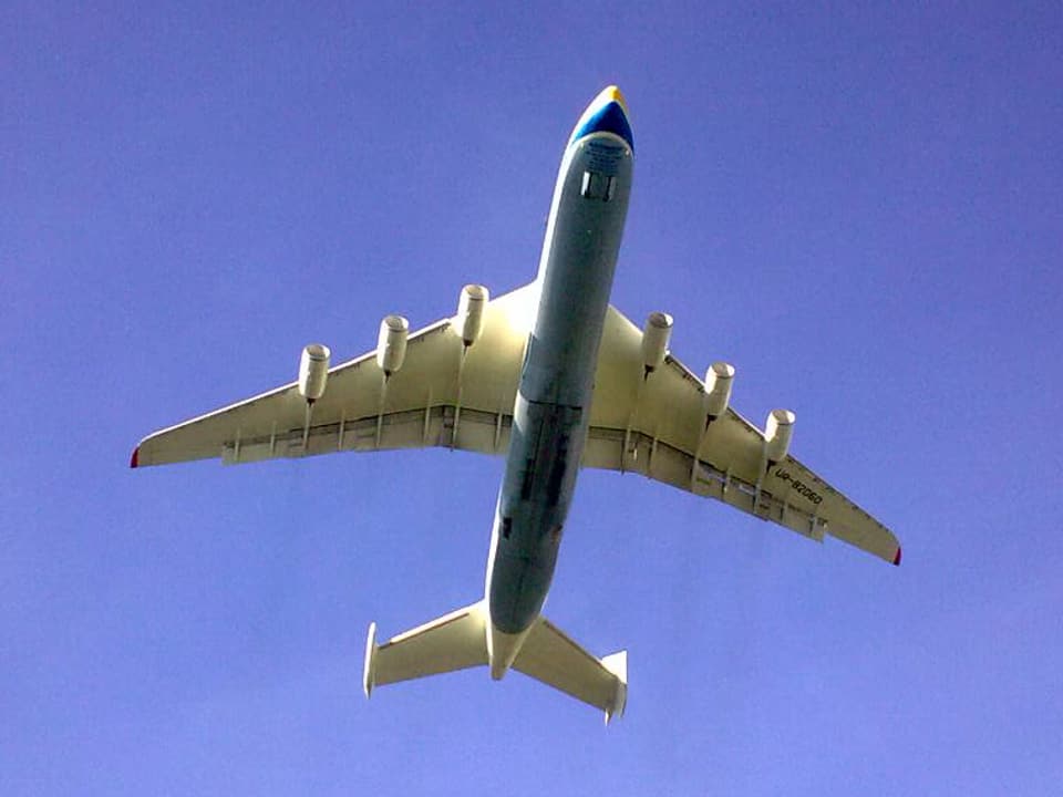 Die Antonov tief am Himmel von unten fotografiert.