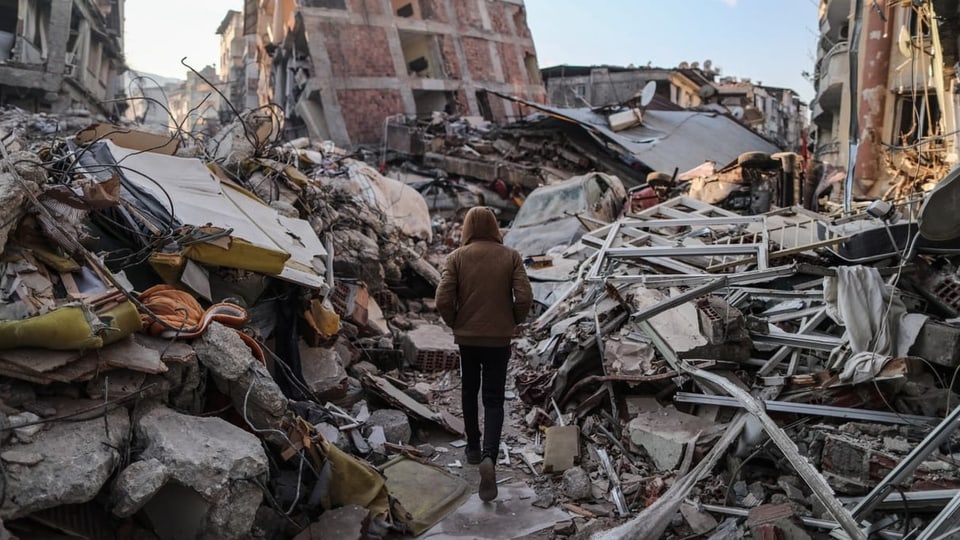 Ein Mann inmitten von Trümmern in der türkischen Provinz Hatay.
