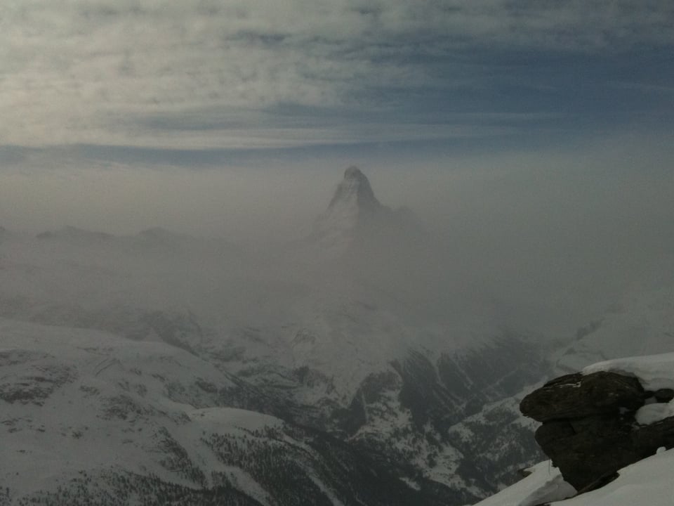 Matterhorn, knapp erkennbar im Nebel.