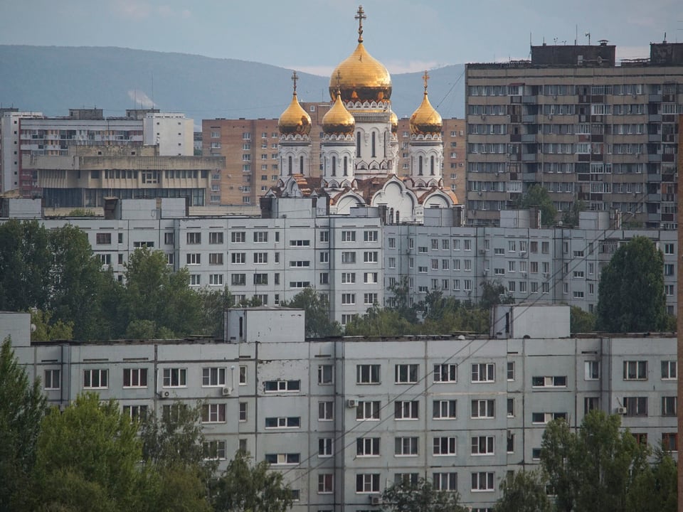 Eine orthodoxe Kirche inmitten von Wohnblöcken.