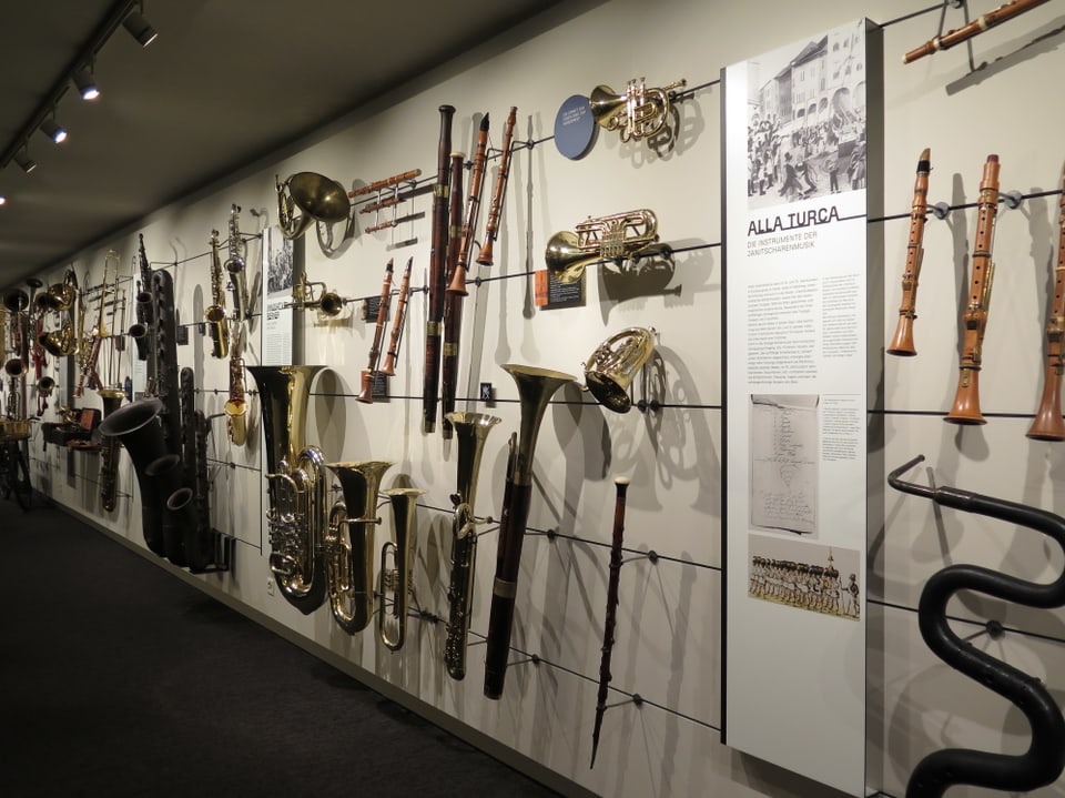 Blick auf eine der Ausstellungswände mit zahlreichen Instrumenten.