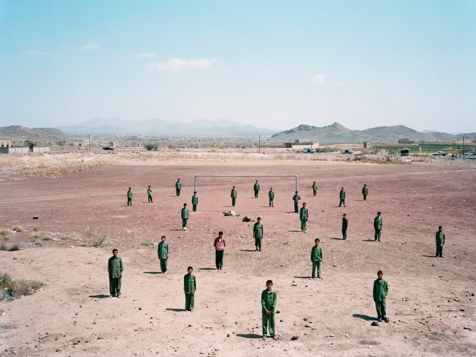 Schüler auf einem Fussbaldfeld in der Wüste