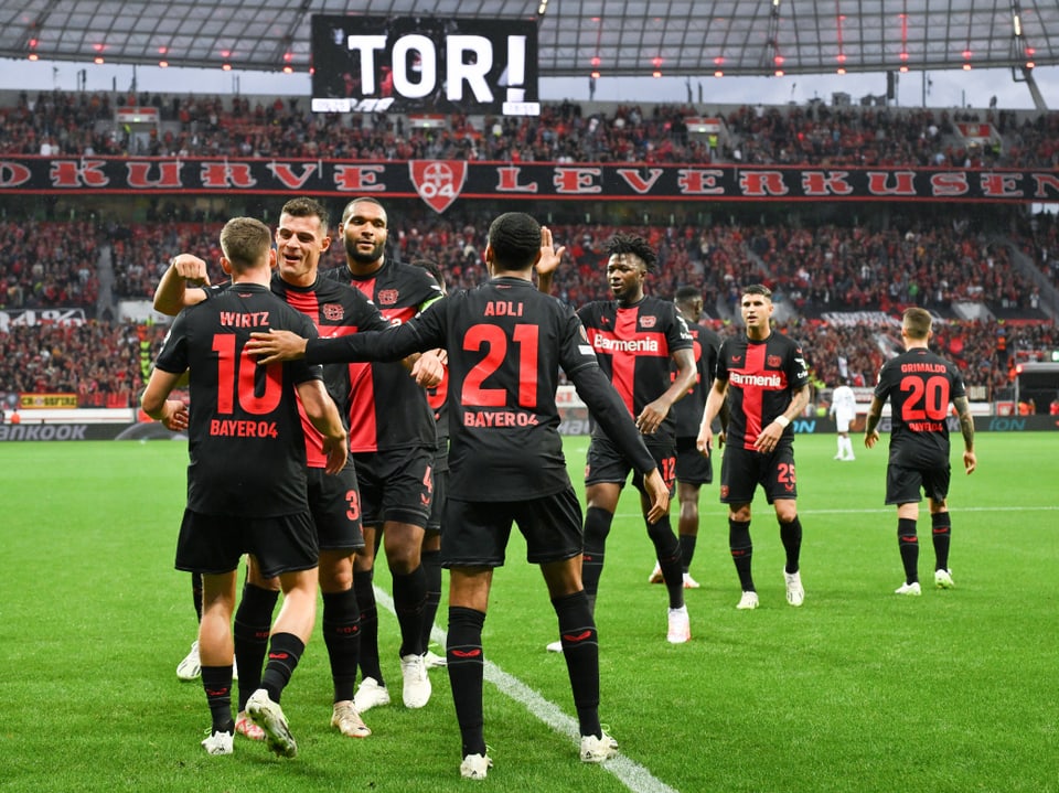 Die Spieler von Bayer Leverkusen jubeln über das 1:0.