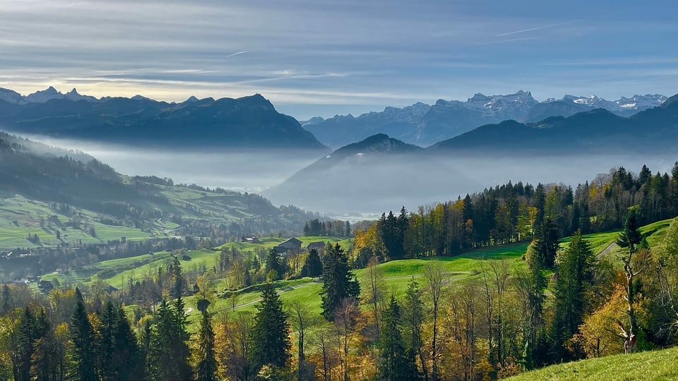 Martinisommer Blick vom Sattel auf die kühlere Dunstschicht über dem Flachland.