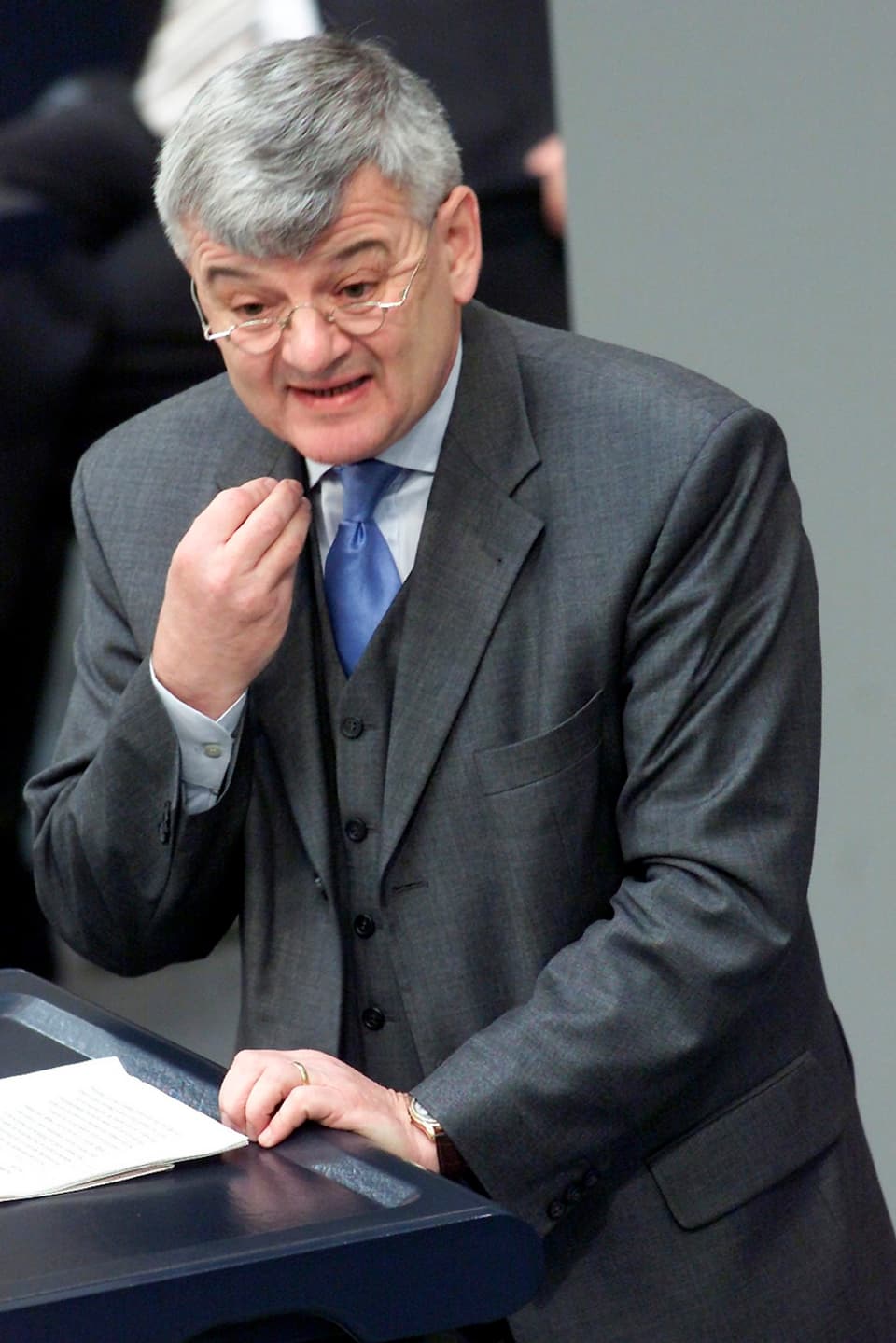 Joschka Fischer 2002 im Bundestag 