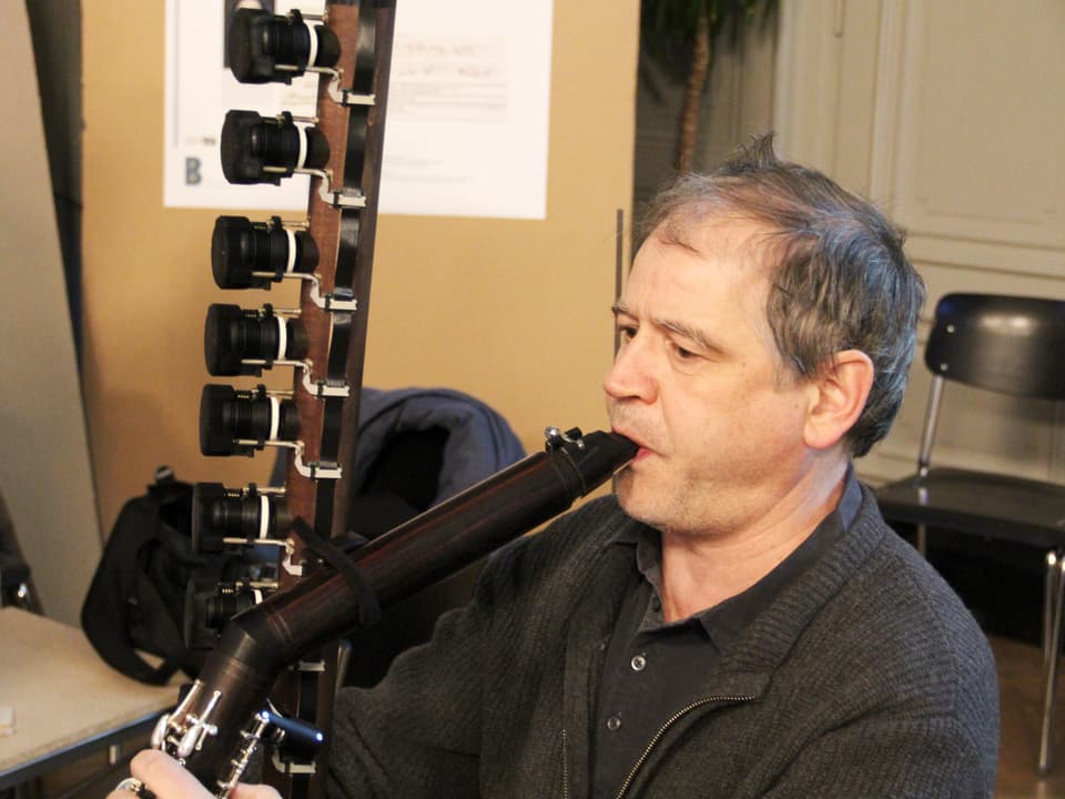 Ein Mann spielt an einer speziellen Klarinette.