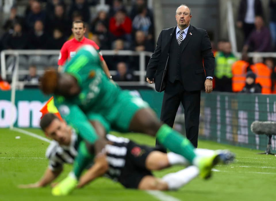 Newcastle-Coach Rafael Benitez schaut an der Seitenlinie stehend dem Spielgeschehen zu.