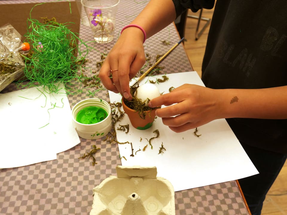 2. Schritt: Mit dem Moos oder Kunstgras kannst du ein Bett für das hartgekochte Ei im Mini-Blumentopf vorbereiten.