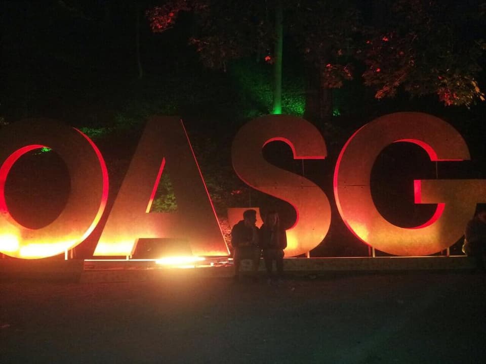 Pärchen vor OASG-Logo.