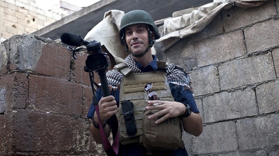 James Foley mit Kamera und Schutzanzug.