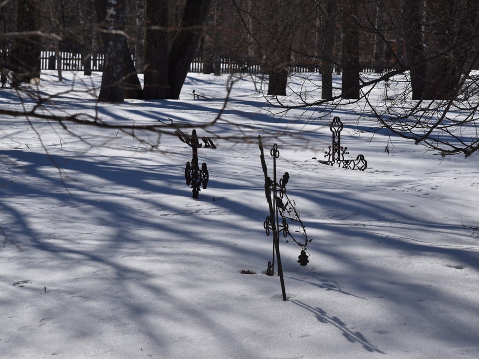 Die Grabkreuze schauen noch aus dem Schnee heraus. Der Winter ist lang und hart in Osaschowa.