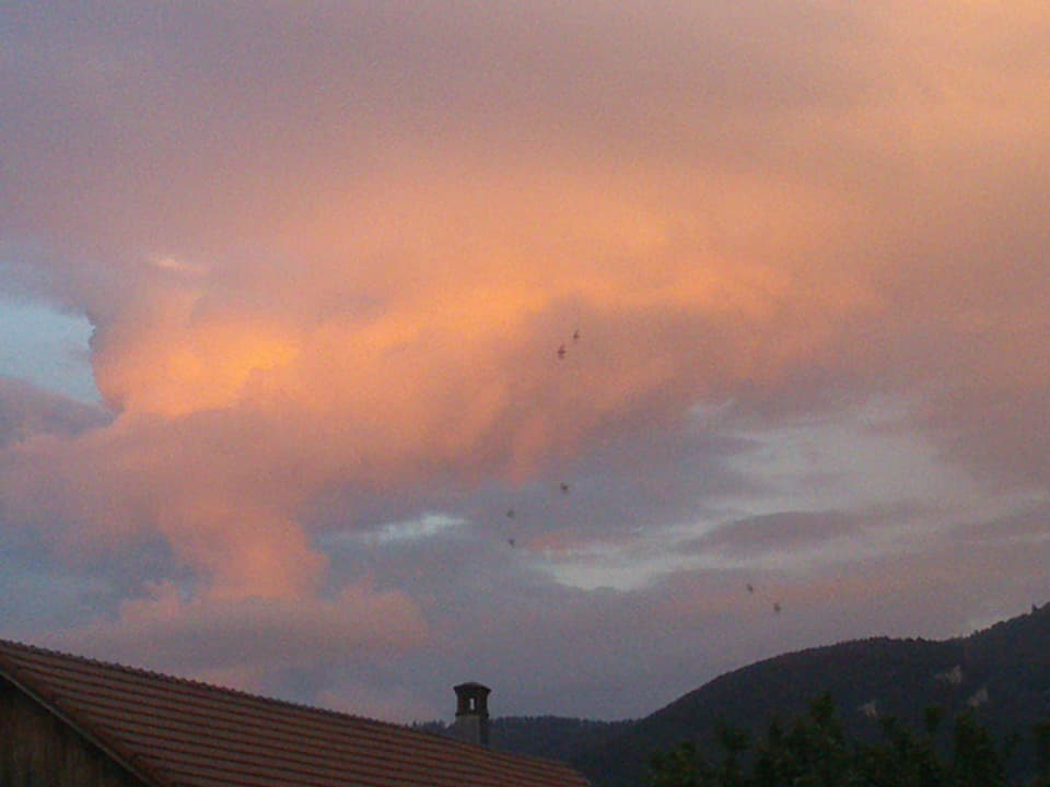 Abendrot in den Wolken über Glovelier, Gemeinde Haute-Sorne (JU).