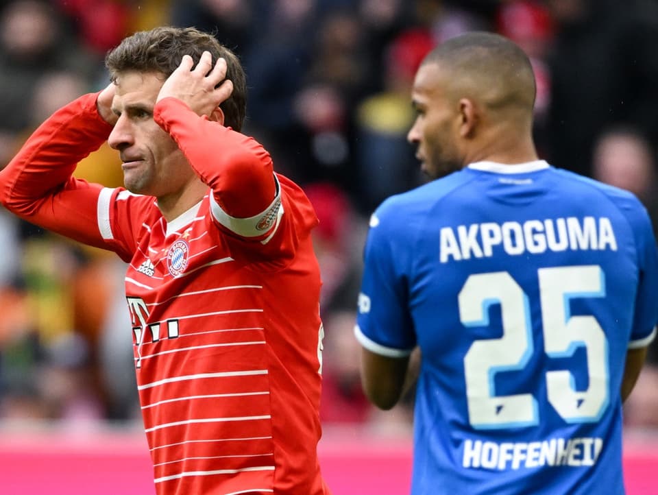 Müller schlägt die Hände überm Kopf zusammen.