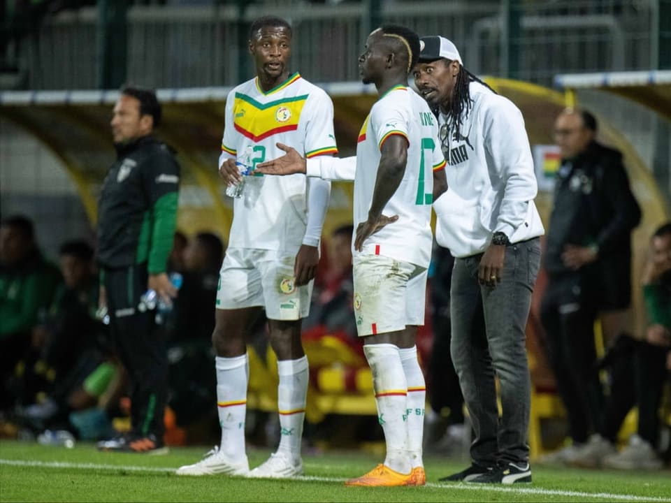 Senegal-Coach Aliou Cissé erteilt seinen Schützlingen Anweisungen.