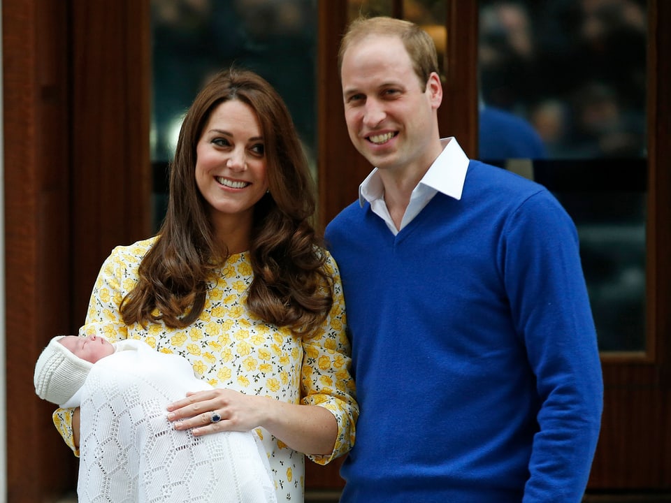 Herzogin Kate und Prinz William mit der neugeborenen Charlotte im Arm