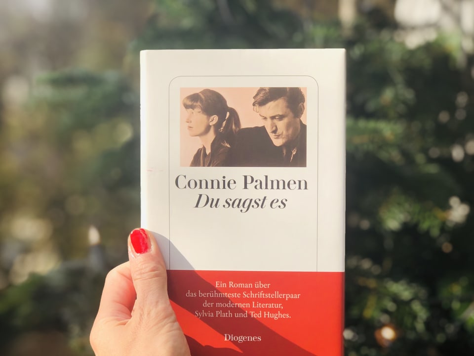Der Roman Connie Palmen: «Du sagst es» vor einem Weihnachtsbaum