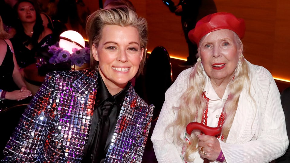 Brandi Carlile und Joni Mitchell 2022 bei der Verleihung der Grammy Awards.