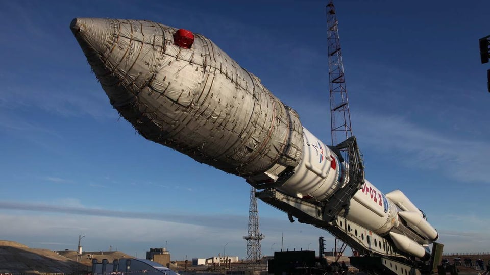 Eine «Proton-M»-Trägerrakete wird zur Startrampe des Weltraumbahnhofs von Baikonur gebracht (Archivbild).