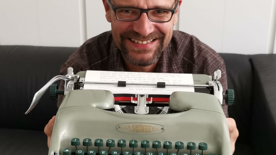 Redaktor Reto Widmer mit einer uralten Tastatur.