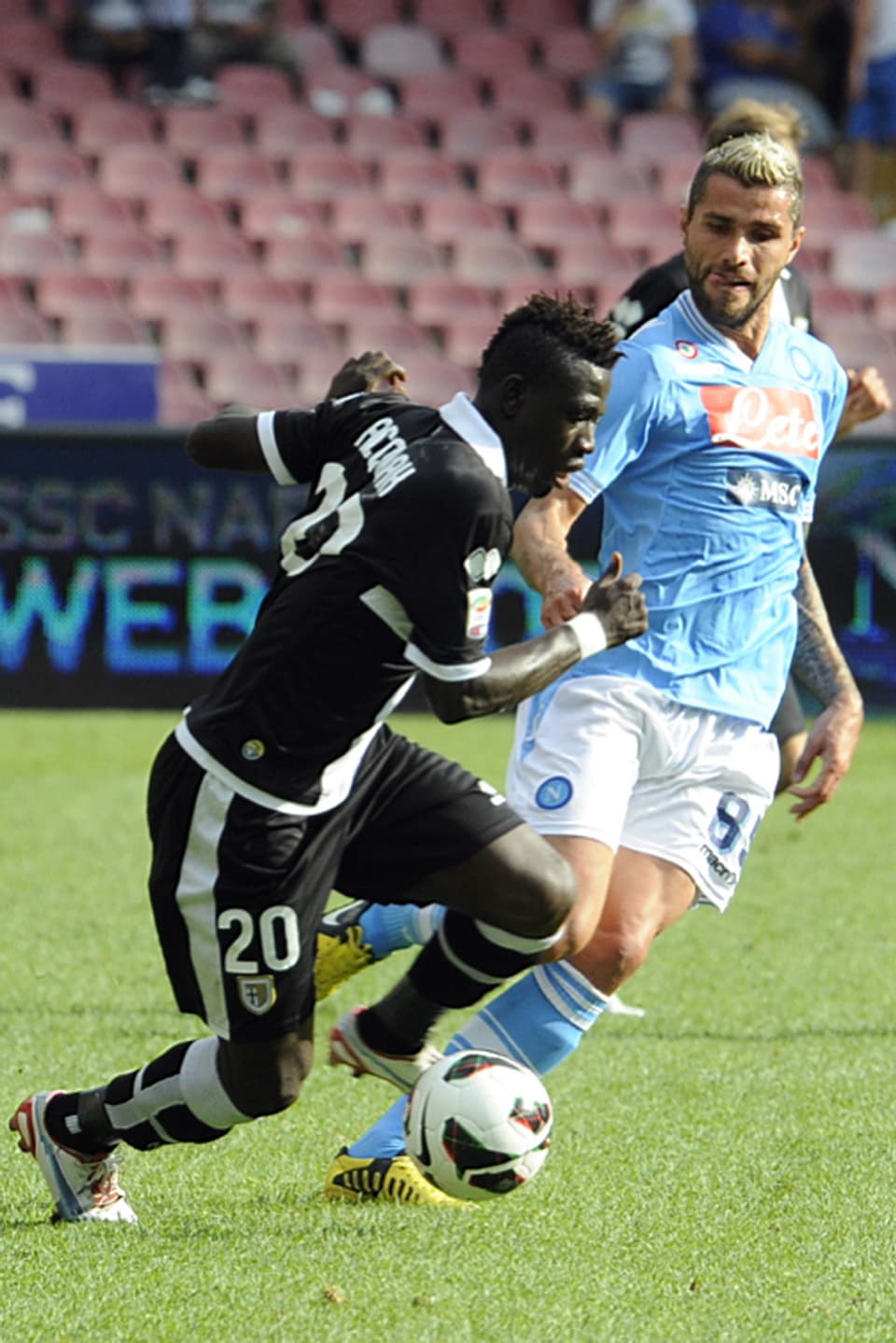 Der 21-jährige Ghanaer (hier im Duell mit dem Schweizer Valon Behrami) war zuletzt von Palermo an Parma ausgeliehen.