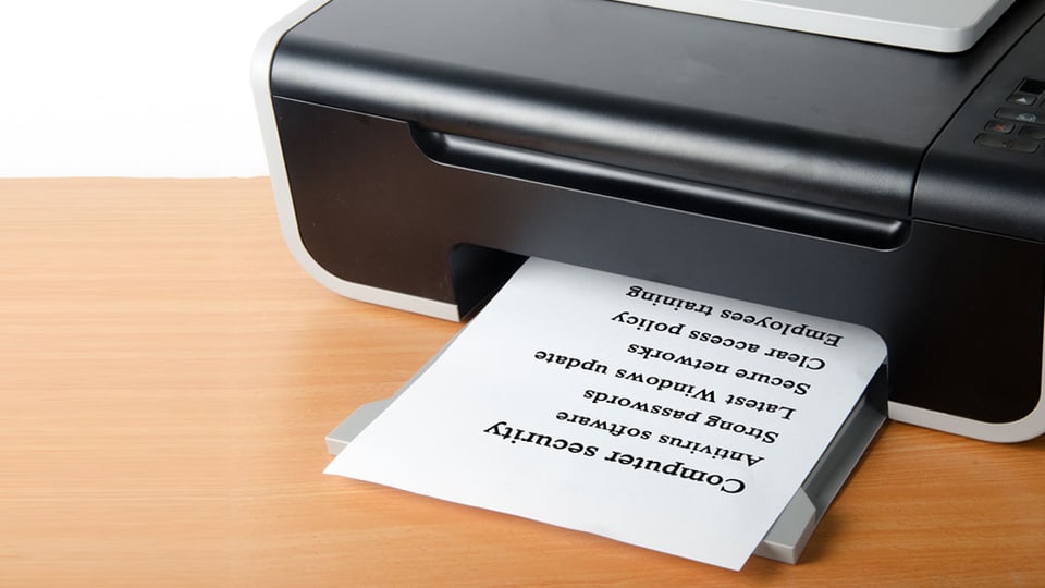 Tintenstrahldrucker druckt eine Liste aus.
