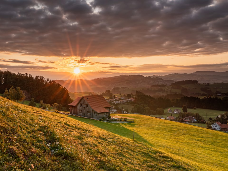 30. Juli Sonnenaufgang über Bauernhof