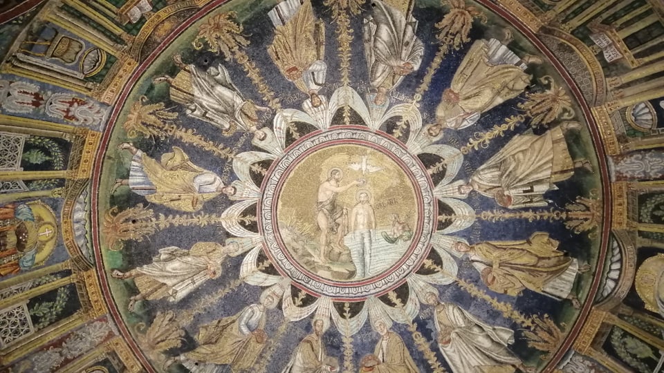 Ein grosses, rundes Deckenmosaik mit christlichen Abbildungen. 