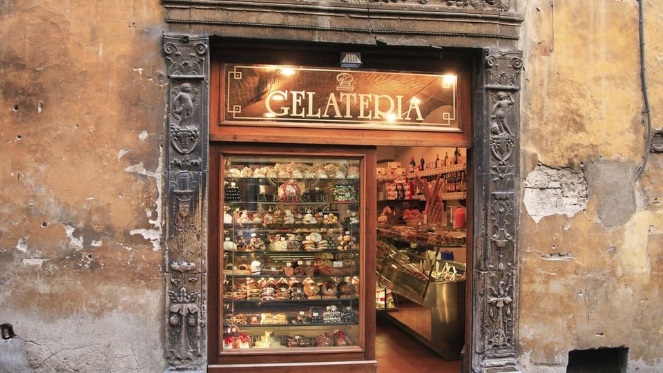 Italienische Glacekultur Blick in eine historische Gelateria in Assisi