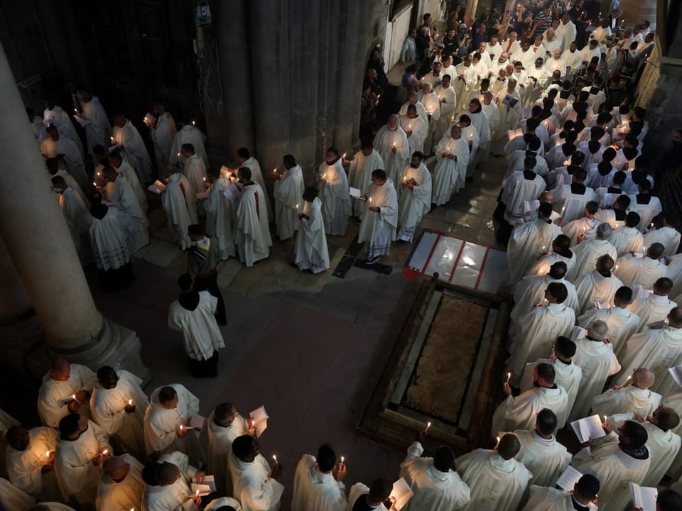 Katholische Geistliche nehmen an der Zeremonie der Fusswaschung am Gründonnerstag in der Grabeskirche in Jerusalem teil.