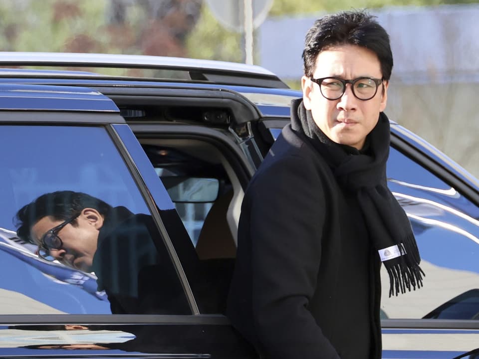 Lee Sun Kyun gets out of the car.