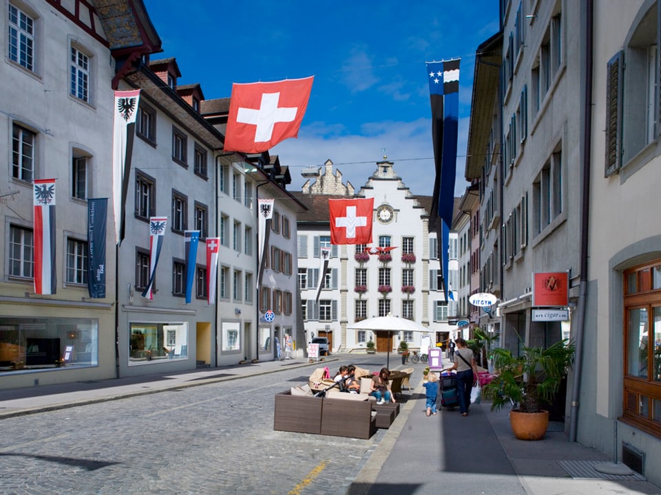 Blick aufs Rathaus durch die Aarauer Altstadtgassen.