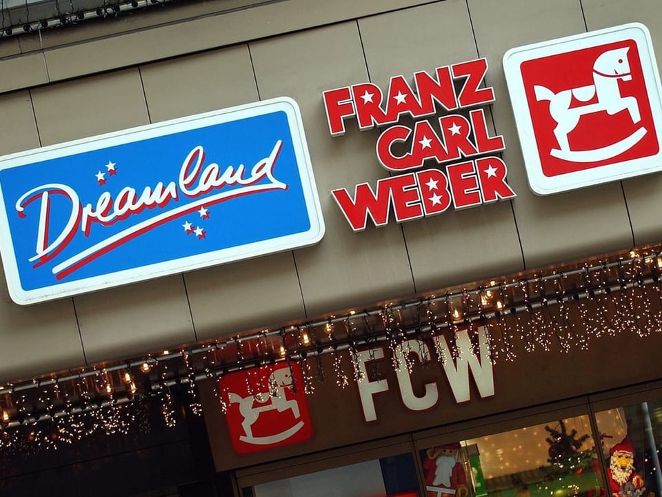 Altes Franz-Carl-Weber-Logo am ehemaligen Geschäft in der Zürcher Bahnhofstrasse.