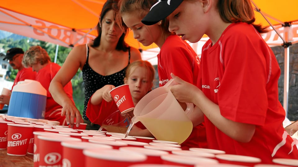 Kinder schenken Getränke aus
