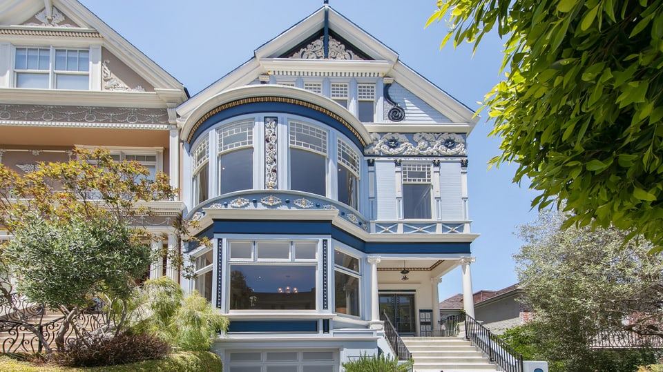 Aussenaufnahme von Meg Ryans blau-weissem Stadthaus in San Francisco