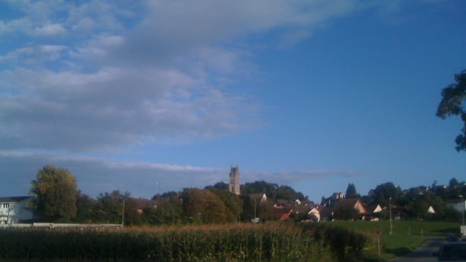 Kirchturm von Andelfingen, darüber aufziehende mittelhohe Wolken.