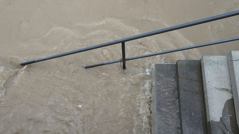 Treppe, die in Rhein führt