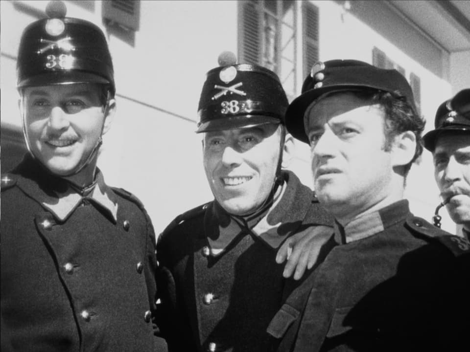 Vier Soldaten blicken gespannt in eine Richtung