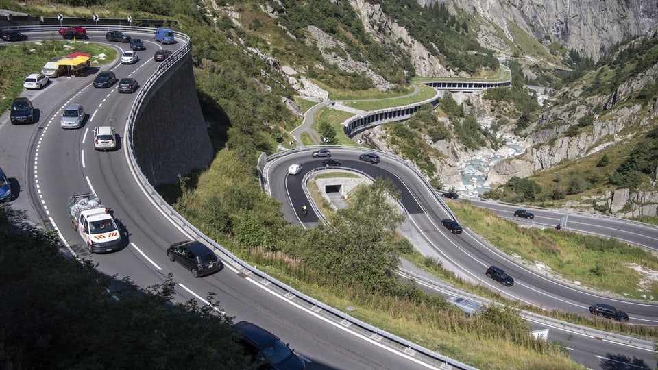 Gotthard Passstrasse viel Verkehr
