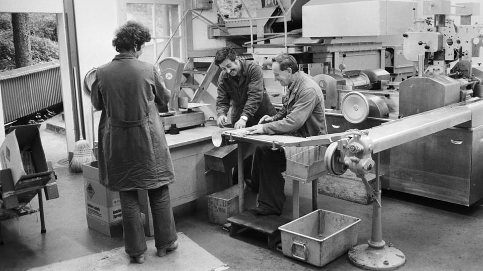 Arbeiter in der Sprengstofffabrik um 1980.