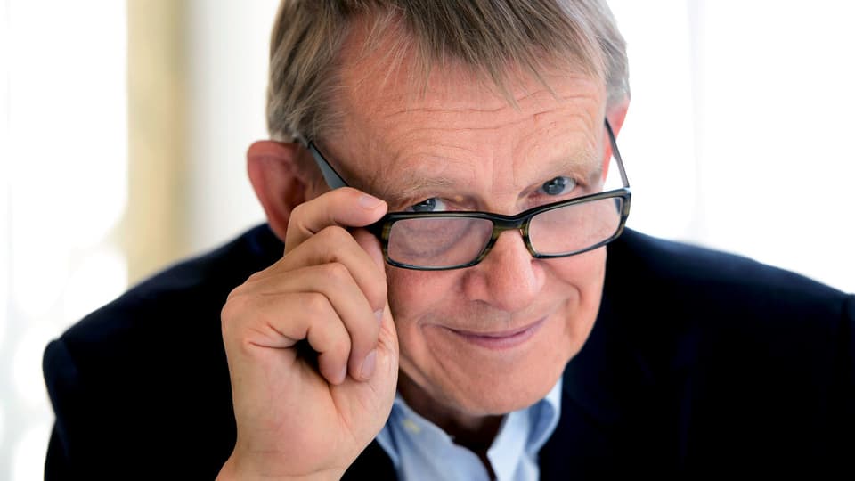 Hans Rosling blickt über den Rand seiner Brille.